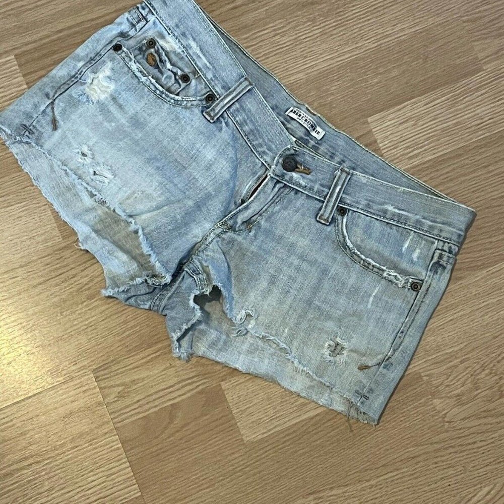 Abercrombie & Fitch Low Rise Denim Distressed Shorts Size 4 Light Wash​​​​​